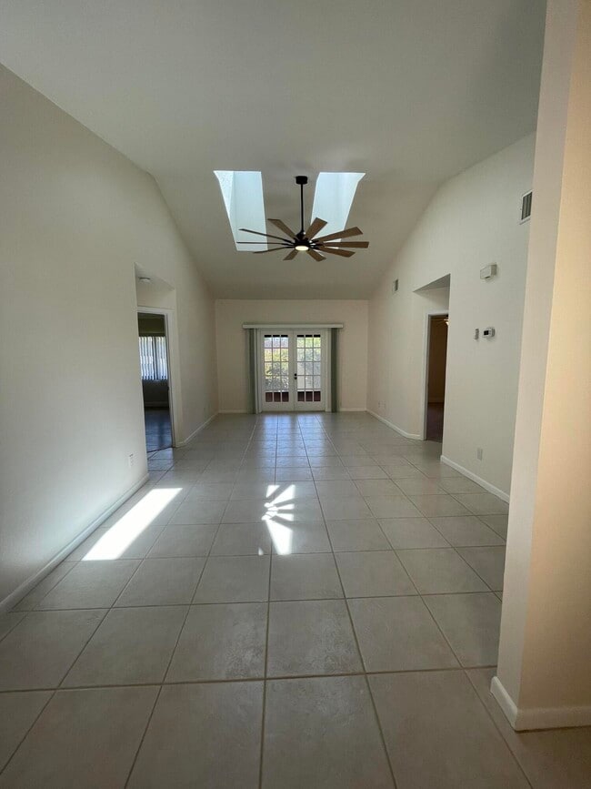 Building Photo - 613 Manatee Dr