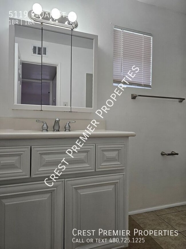 Building Photo - 5119 E Oak St