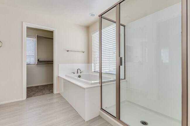 Building Photo - Exquisite 4 bd/2.5 bath home in Albany Village