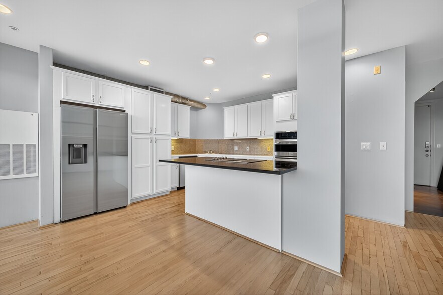 Building Photo - 1025 S Shepherd Dr