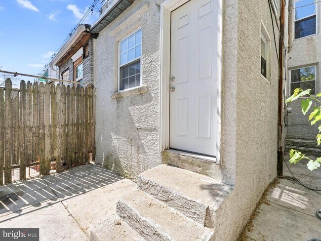 Building Photo - 1831 E Clementine St