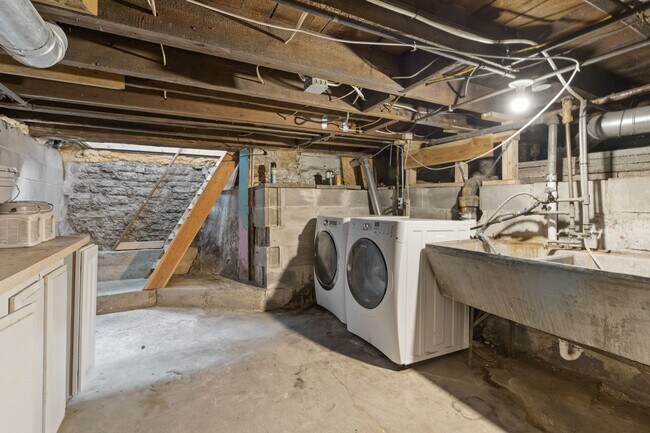 Building Photo - 3BR/1 Bath Lower Level Duplex in Northeast...