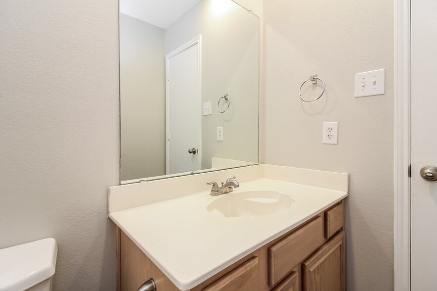 Building Photo - 13911 Creek Crossing Dr