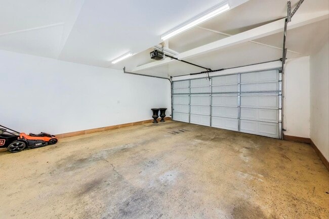 Building Photo - 3043 N Monticello Ave