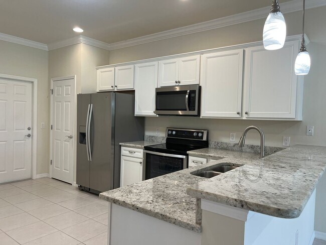 Building Photo - 2 bedroom, 2 bathroom attached villa home in Islandwalk!