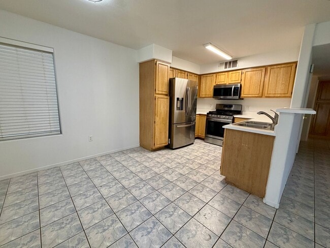 Building Photo - 5710 E Tropicana Ave