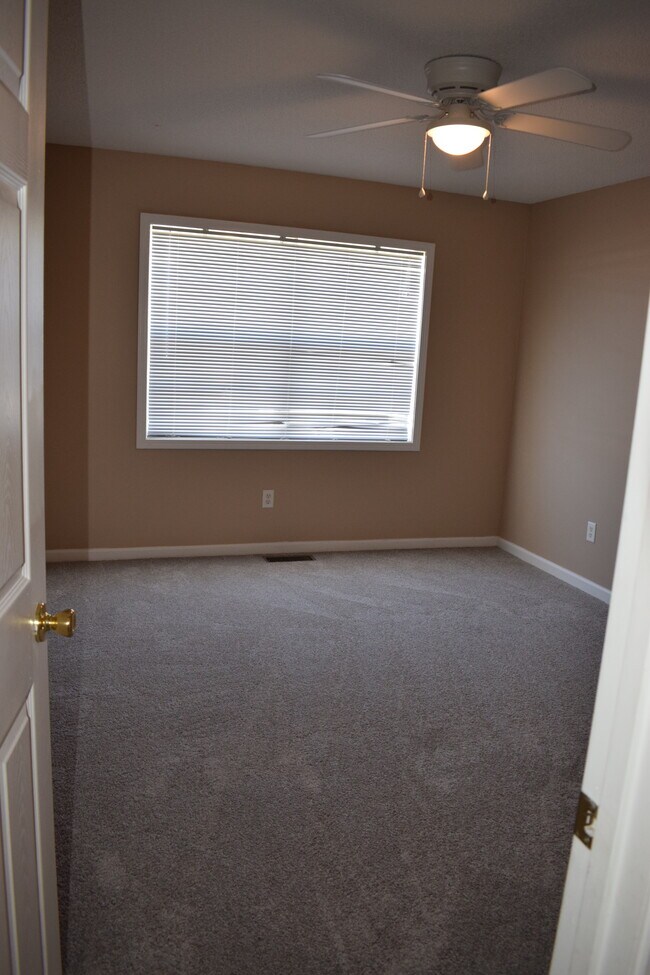 Building Photo - 142 S Springview Dr