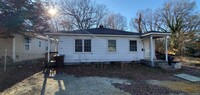 Building Photo - 2 Bedroom 1 Bathroom Duplex!