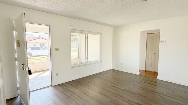 Building Photo - 5523 Westbrook Dr