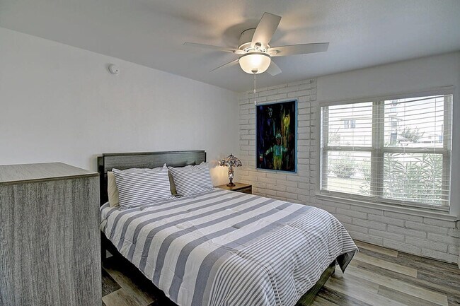 Building Photo - 1421 Eleventh Street-SI FL1-ID1023193P