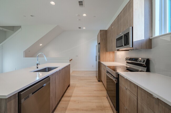 Building Photo - Stunning Modern Townhomes Newer Constructi...