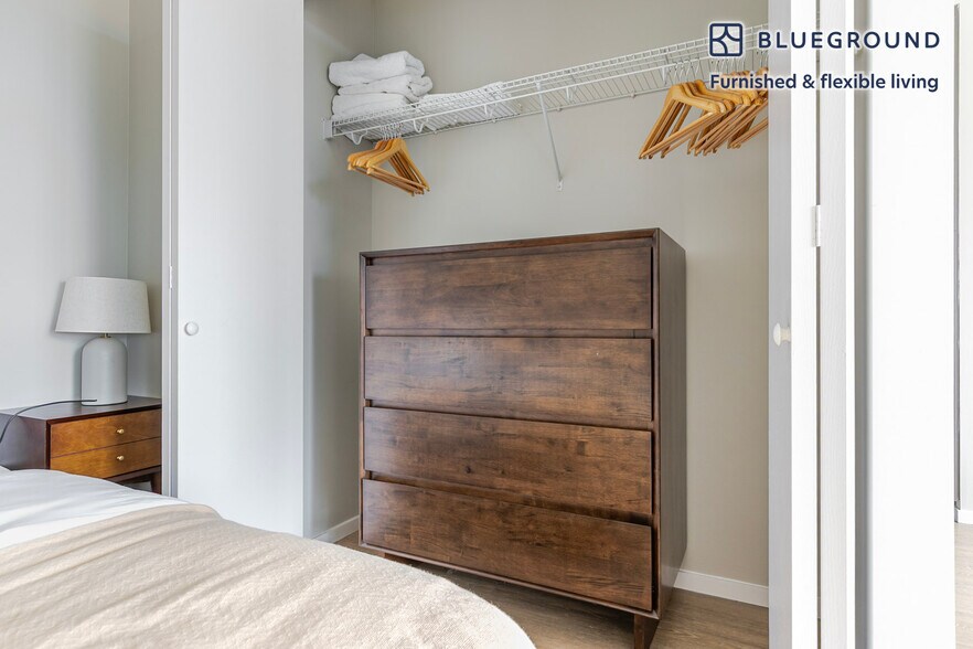 Building Photo - 211 W Scott St