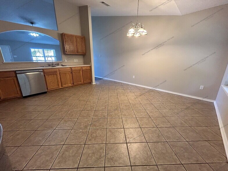 Building Photo - 1475 E Gate Dr