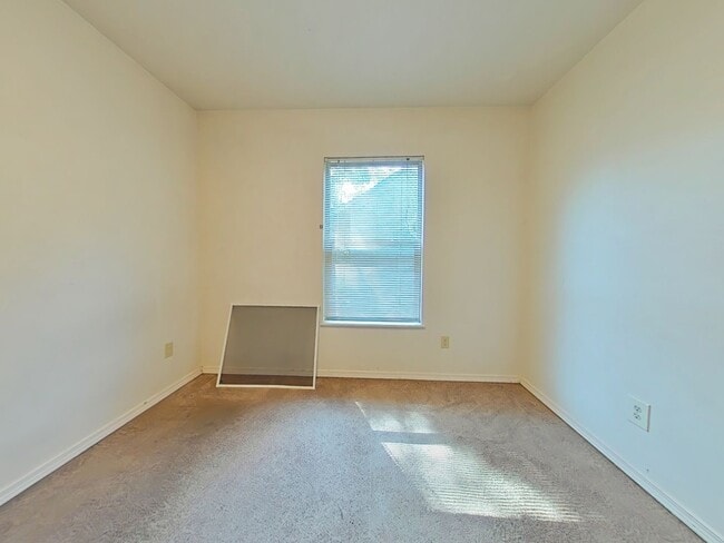 Building Photo - 3 Bedroom House ~ Close to Campus