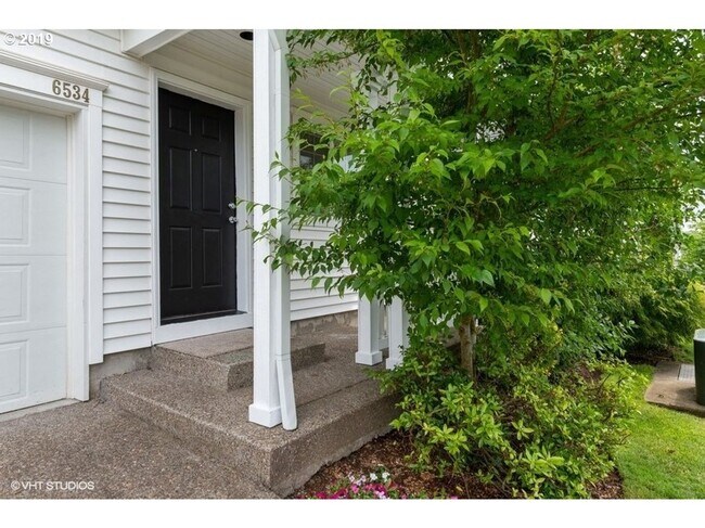 Building Photo - 3Bd/2.5Ba in a Well-Liked Bethany Neighborhood ~ Washer/Dryer Included with 2 Car Garage and Fenc...