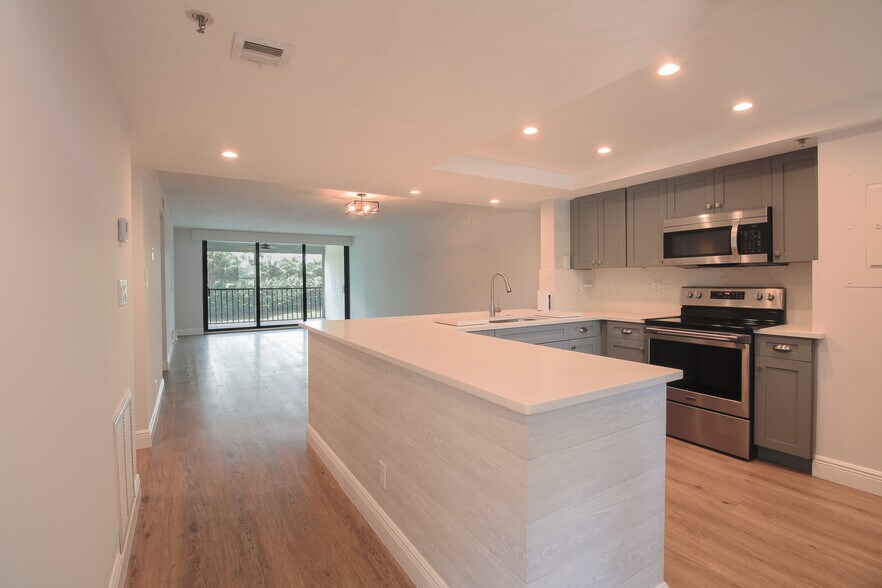 Building Photo - 6562 Boca del Mar Dr