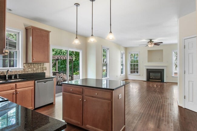 Building Photo - FABULOUS 5 BEDROOM RENOVATED HOME IN HAMPTON PARK