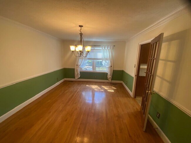 Building Photo - Gorgeous 5 Bedroom 3 Bathroom Brick Home in Woodside Plantation!