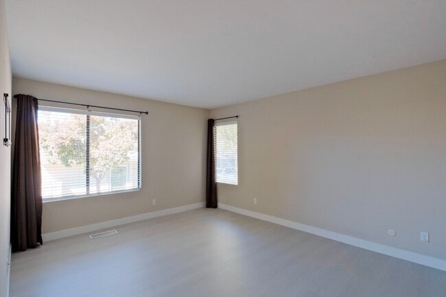 Building Photo - Spacious 3 Bedroom 2 Bath townhome for ren...