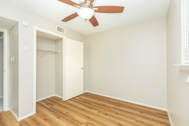 Building Photo - 7128 N Holiday Dr