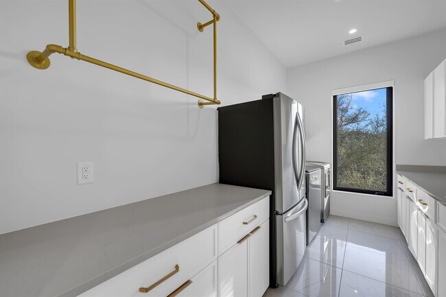 Building Photo - 207 Kites Ct
