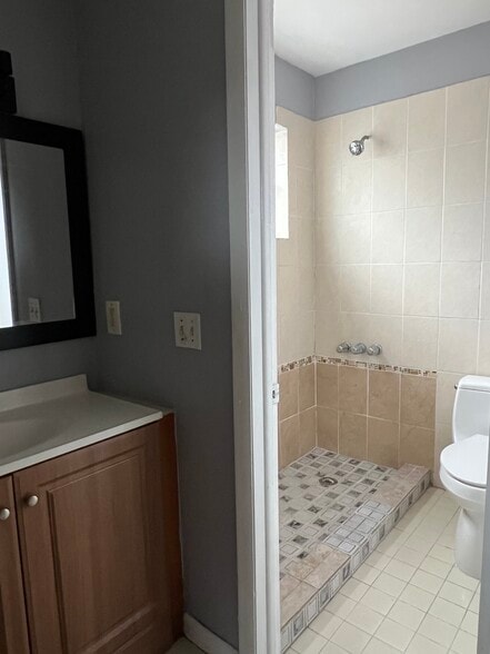 Building Photo - 147 NE 168th St