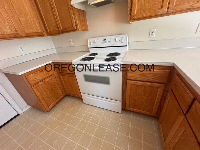 Building Photo - 3 bedroom North Eugene home with full size...