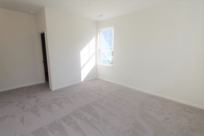 Building Photo - BEAUTIFUL 3BD 2.5 BTH Apartment home