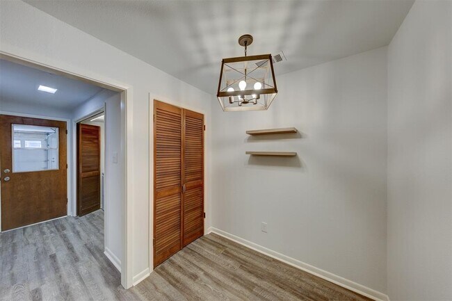 Building Photo - 2452 Country Club Dr