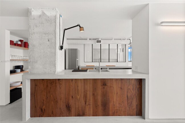 Building Photo - 2655 Collins Ave