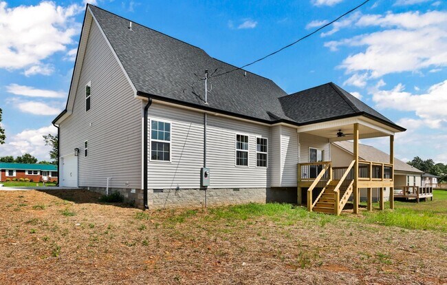 Building Photo - BRAND NEW Hidden Gem!