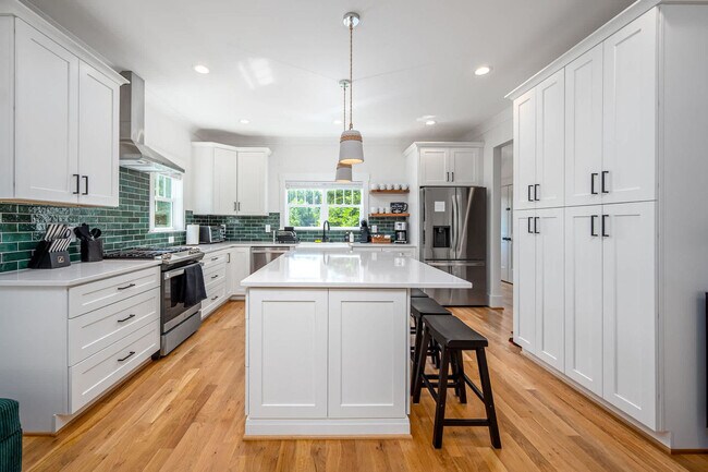 Building Photo - 2019 James St