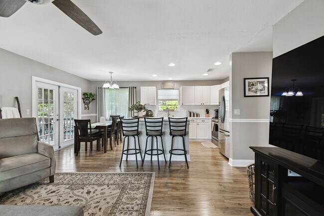 Building Photo - Elevated 3-Bed, 2-Bath, Corner-Lot Gem in the Heart of Palmetto