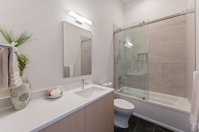 Building Photo - 4Bed 3.5 Bath - Views - Studio