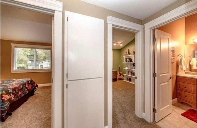 Building Photo - 5602 Green Hills Ave NE