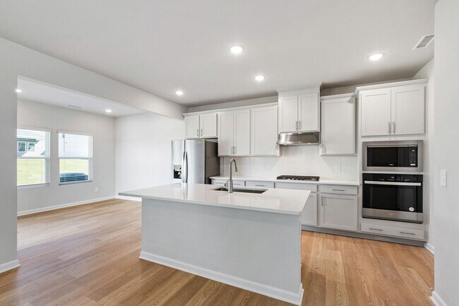 Building Photo - Stunning 3-Bedroom Residence in Oak Manor,...