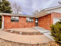 Building Photo - NEWLY UPDATED Beautiful Two bedroom, One b...