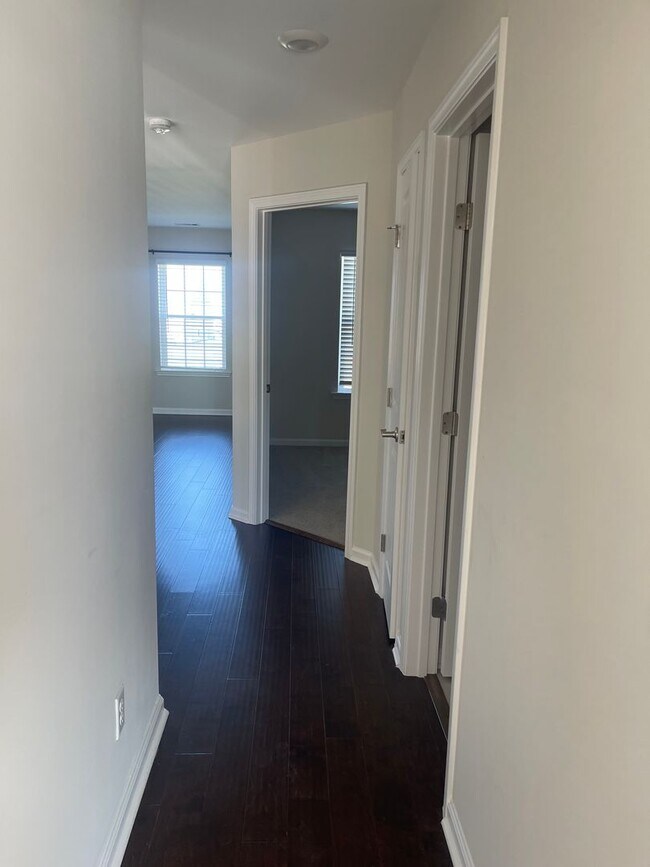 Building Photo - Stunning well kept 4 bed/ 3 bath home!