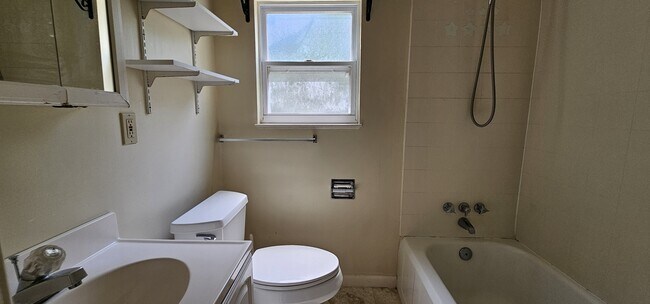 Building Photo - 725 Powell Dr