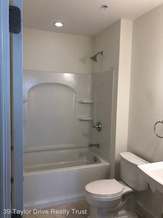 Building Photo - 39 Taylor Dr