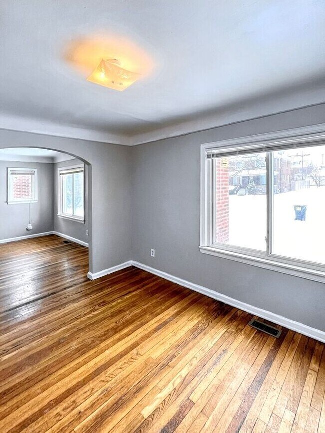 Building Photo - Charming 3-Bedroom Home in a Desirable Det...