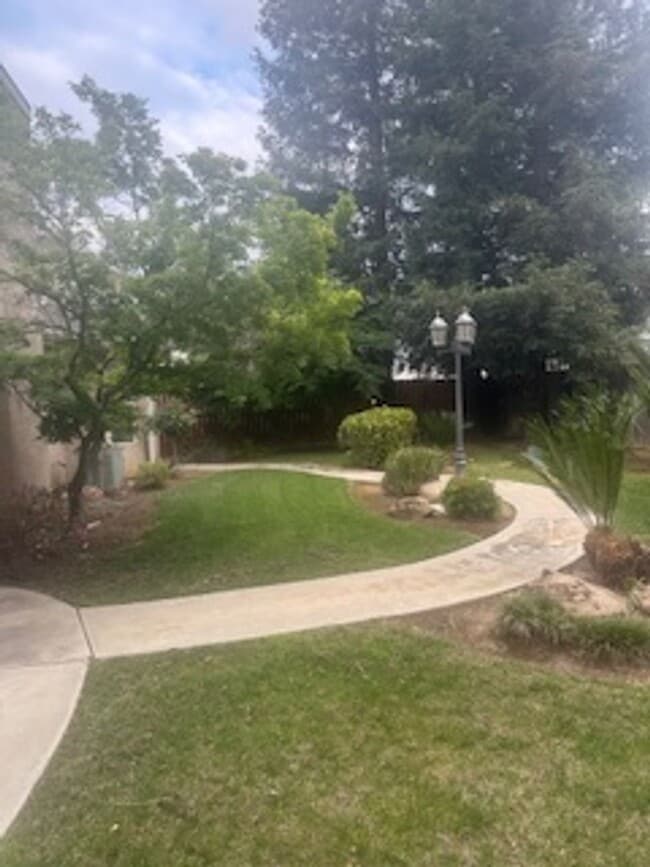 Building Photo - Nice 2 bedroom home + den or office that can be used as 3rd bedroom, close to Clovis North.