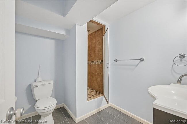 Building Photo - 6103 Park Lake Rd