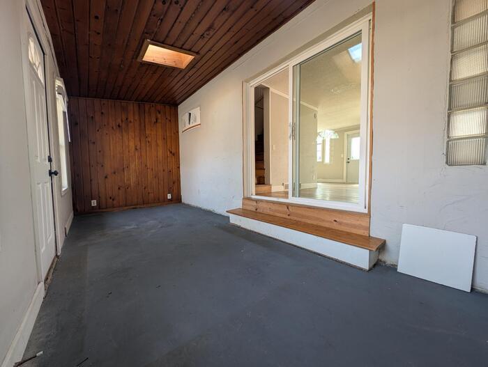 Building Photo - 140 Park St E