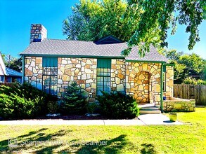 Building Photo - 1031 S Ellison Ave
