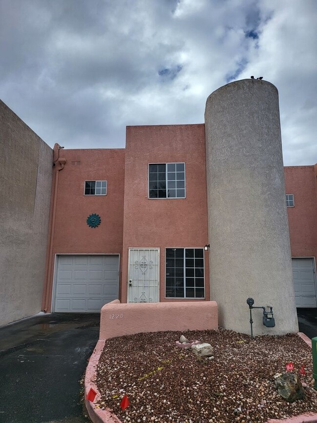 Building Photo - North valley 3 bedroom 2/BA 1245/sf 1/CG 2...