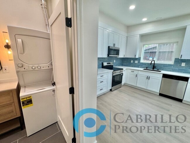 Building Photo - Modern 1 Bed / 1 Bath with Private Yard in...