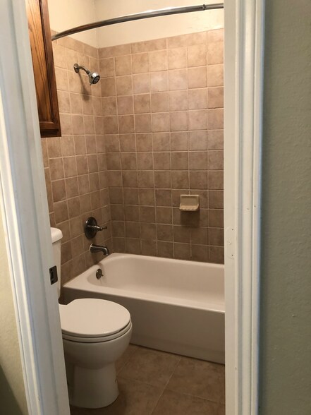 Full Bath - 3201 Donnelly Cir