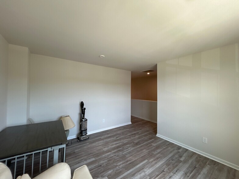 Building Photo - Room in Single Family Home on Glacis Ct
