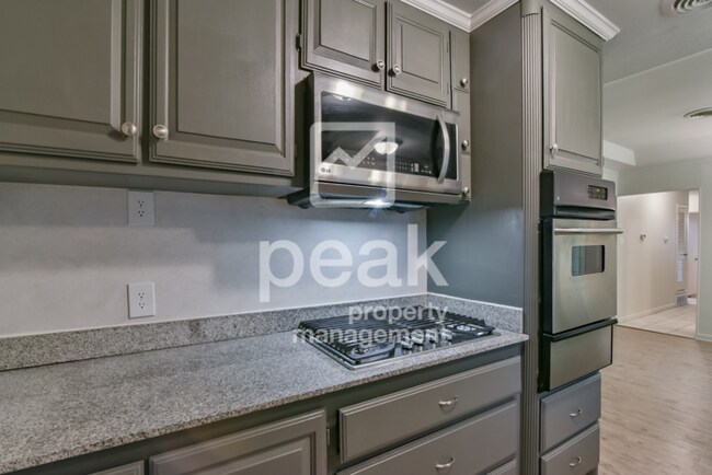 Building Photo - $1725! 3Bed home! Apply by 11/5 and save 5...